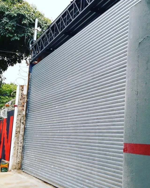 Portas de Rolo Fechadas na Zona Leste de SP
